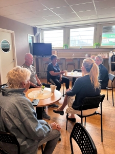 Ebba Busch tillsammans med en seniorträningsgrupp på Apladalens Sportcenter i Värnamo. (Foto: Amanda Nordbö)