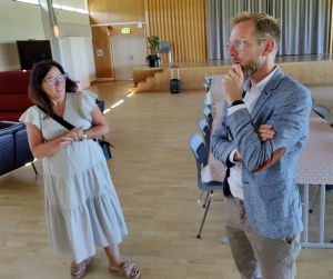 Jakob Forssmed (KD) lyssnar till Omsorgsförvaltningens chef Ulrika Gustafsson när hon berättar om det förebyggande arbetet bland seniorer i Värnamo kommun. (Foto: Håkan Johansson)
