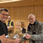 Gunnar Crona överlämnar Vitsippspriset till Kjell Gallneby för helhjärtat föreningsengagemang. (Foto: Håkan Johansson)