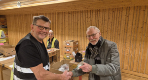 Gunnar Crona överlämnar Vitsippspriset till Kjell Gallneby för helhjärtat föreningsengagemang. (Foto: Håkan Johansson)