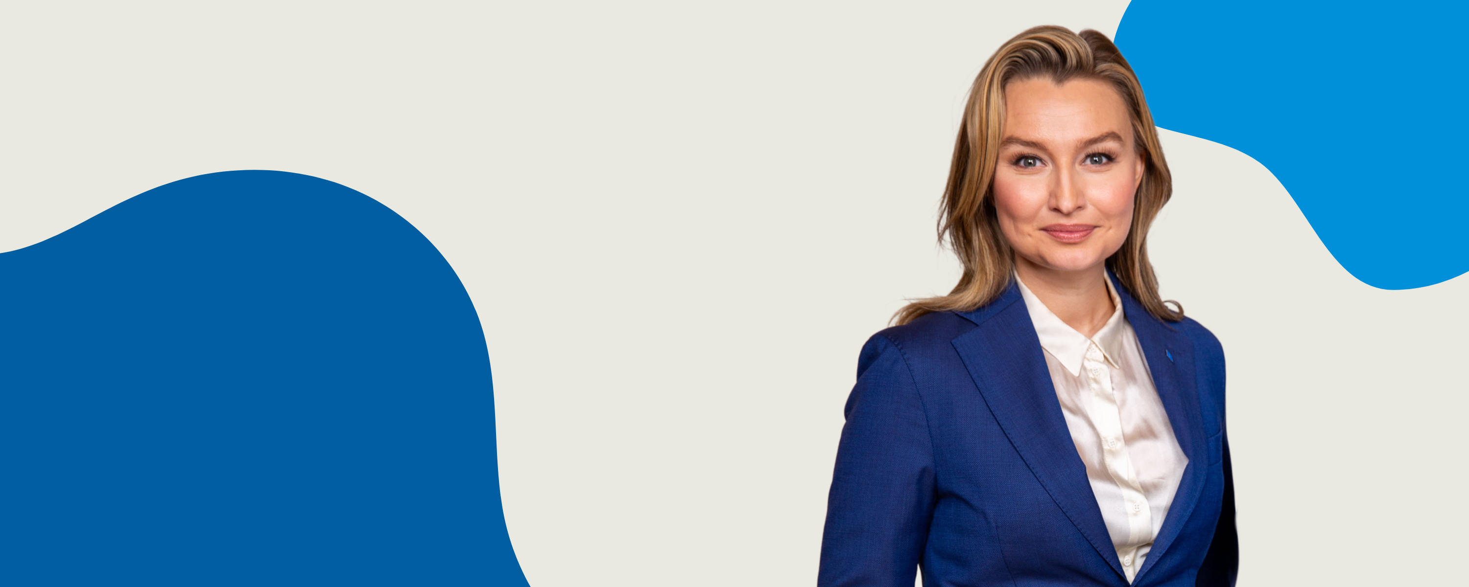 Bild på Ebba med vit och blå bakgrund